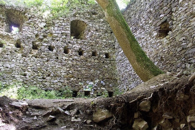 Nový Herštejn - trosky paláce